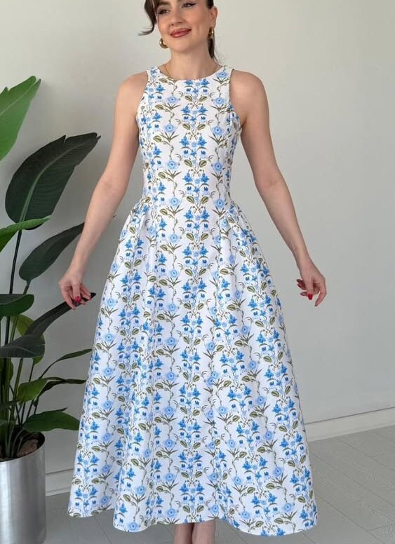 Robe avec des fleurs bleu