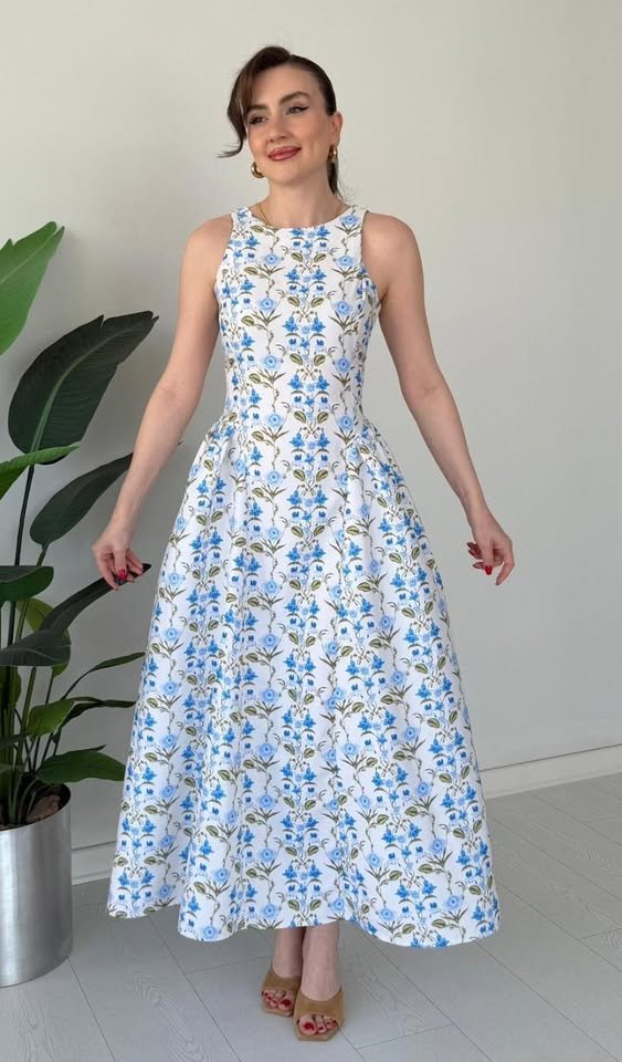 Robe avec des fleurs bleu
