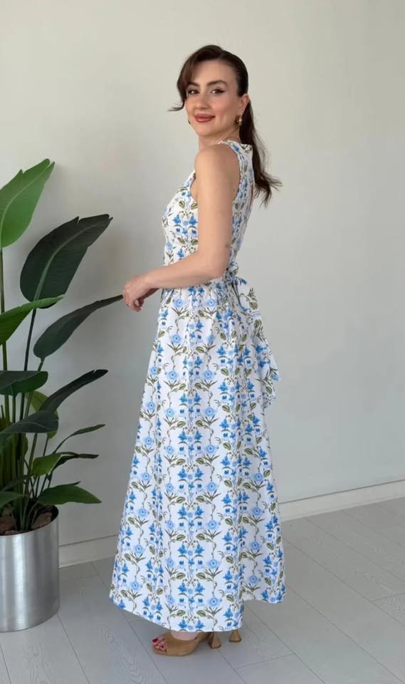 Robe avec des fleurs bleu - Image 2