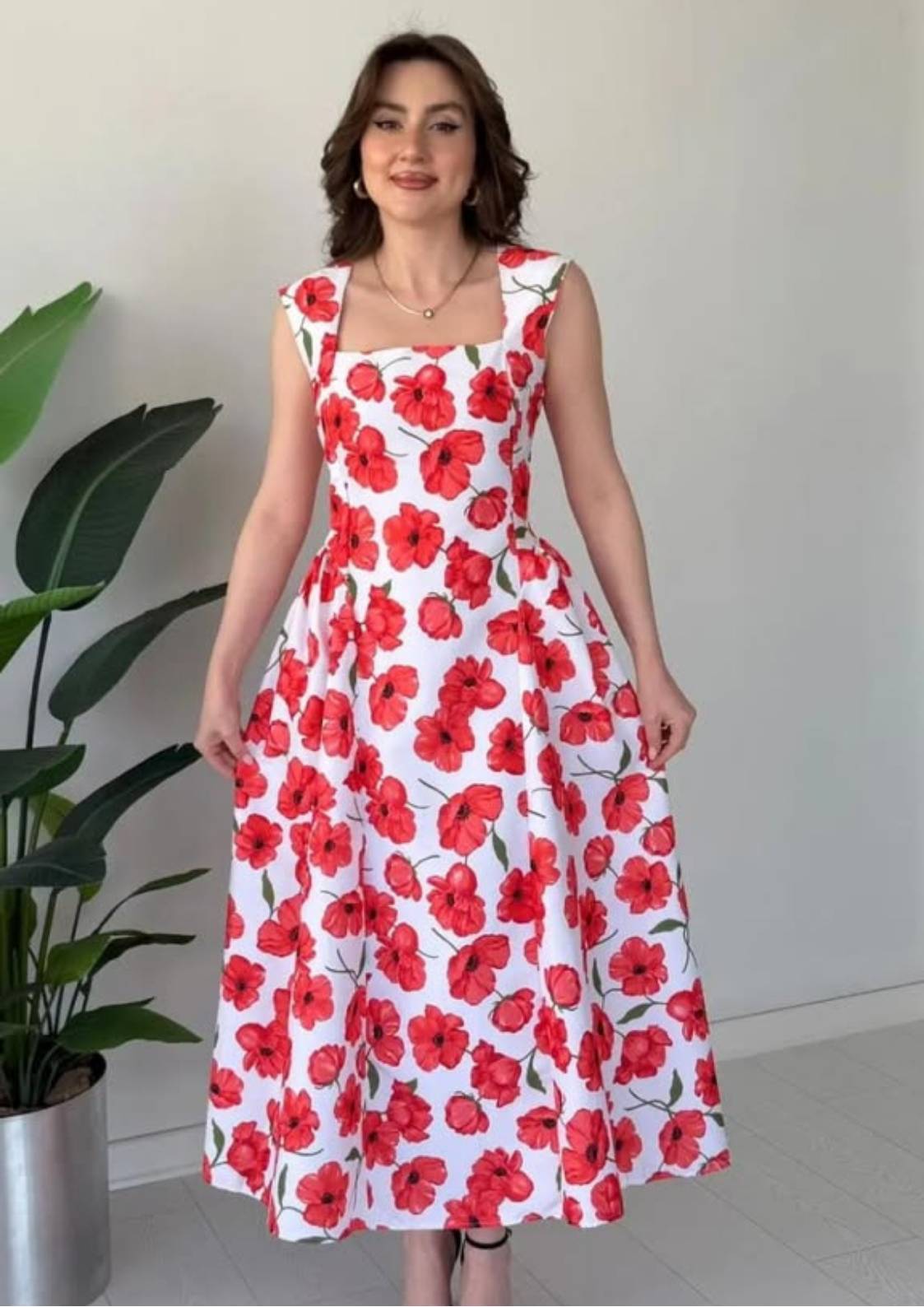 Robe midi évasée à fleurs rouges.