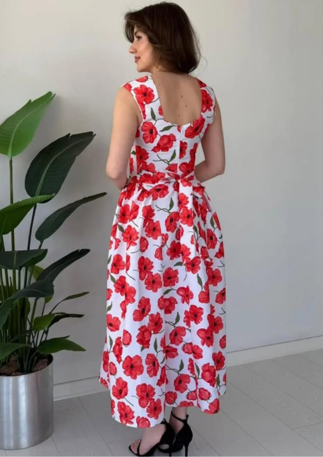 Robe midi évasée à fleurs rouges. – Image 2