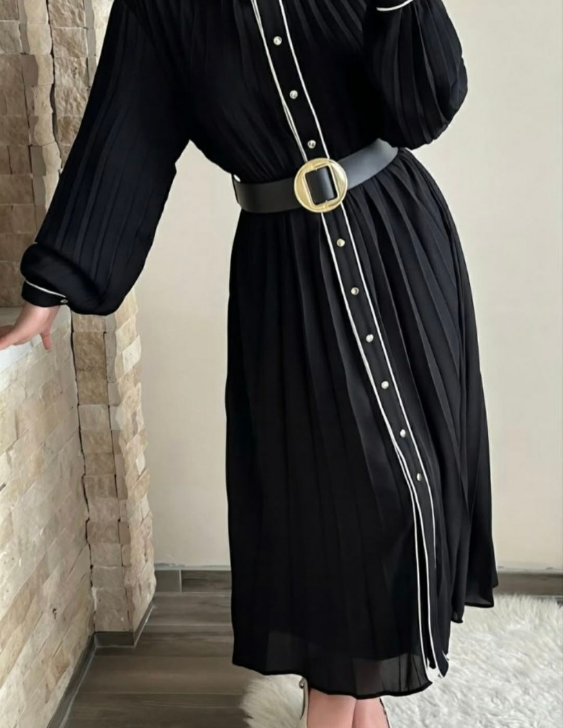 Robe longue plissée noire avec finitions blanches et ceinture. – Image 2