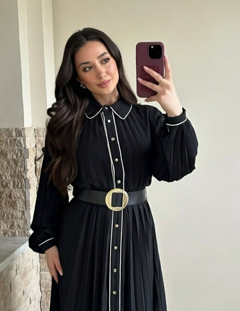 Robe longue plissée noire avec finitions blanches et ceinture. – Image 3