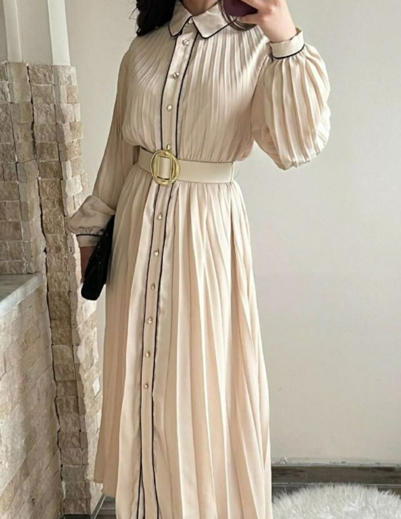 Robe longue chemisier plissée beige avec détails noirs – Image 2