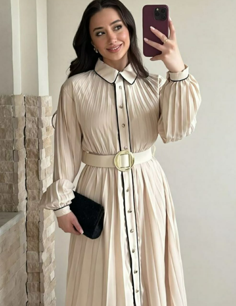 Robe longue chemisier plissée beige avec détails noirs – Image 3