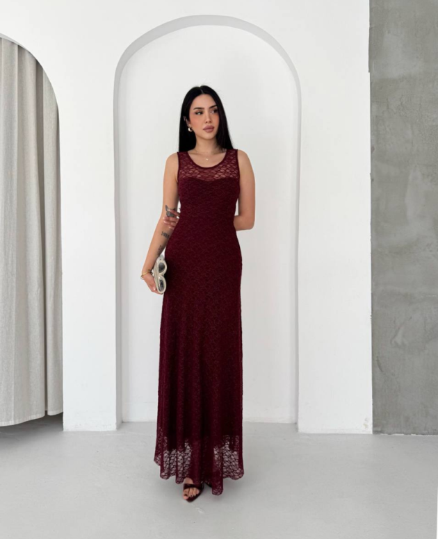 Robe longue en dentelle bordeaux.