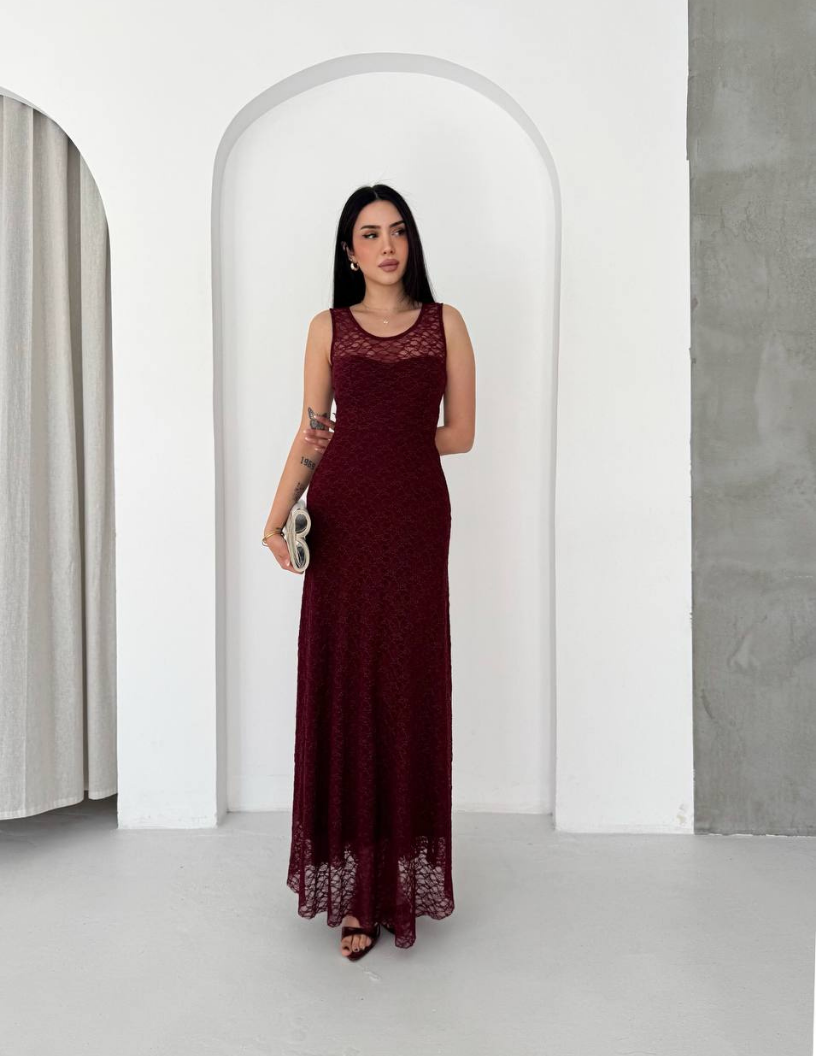 Robe longue en dentelle bordeaux.