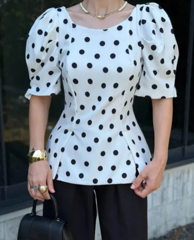 Haut à pois à manches bouffantes