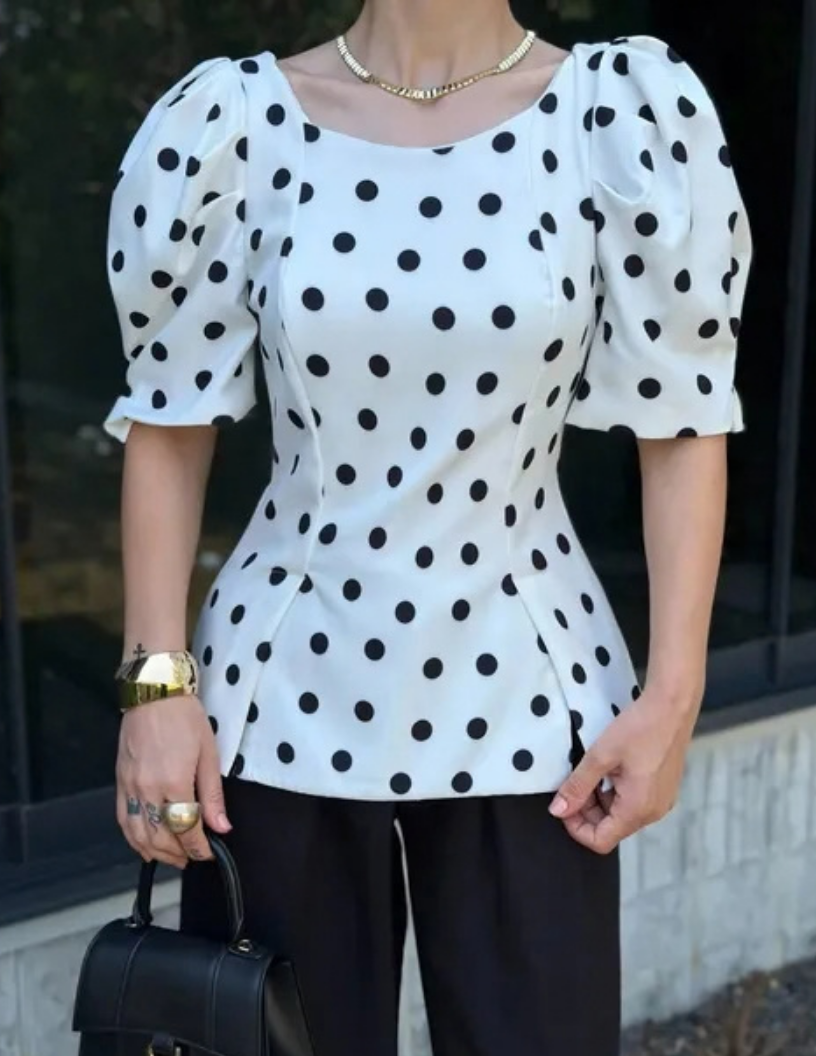 Haut à pois à manches bouffantes