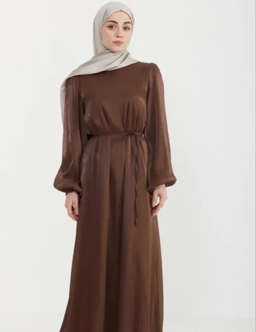 Robe longue en satin cintrée. – Image 3