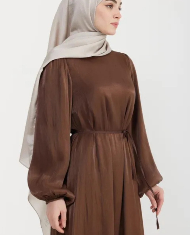 Robe longue en satin cintrée.