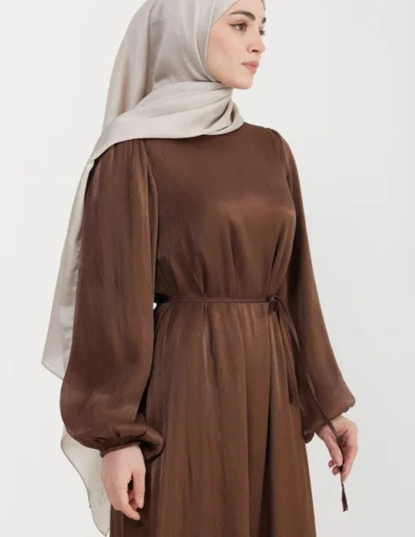 Robe longue en satin cintrée.