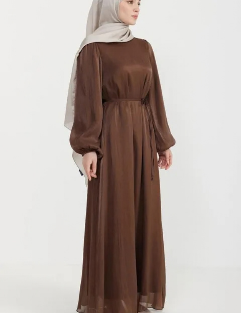 Robe longue en satin cintrée. – Image 2