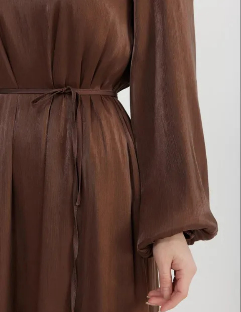 Robe longue en satin cintrée. – Image 4