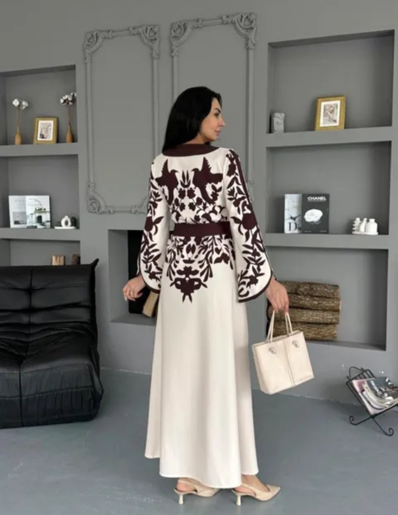 Magnifique robe longue blanche à bande centrale marron – Image 2