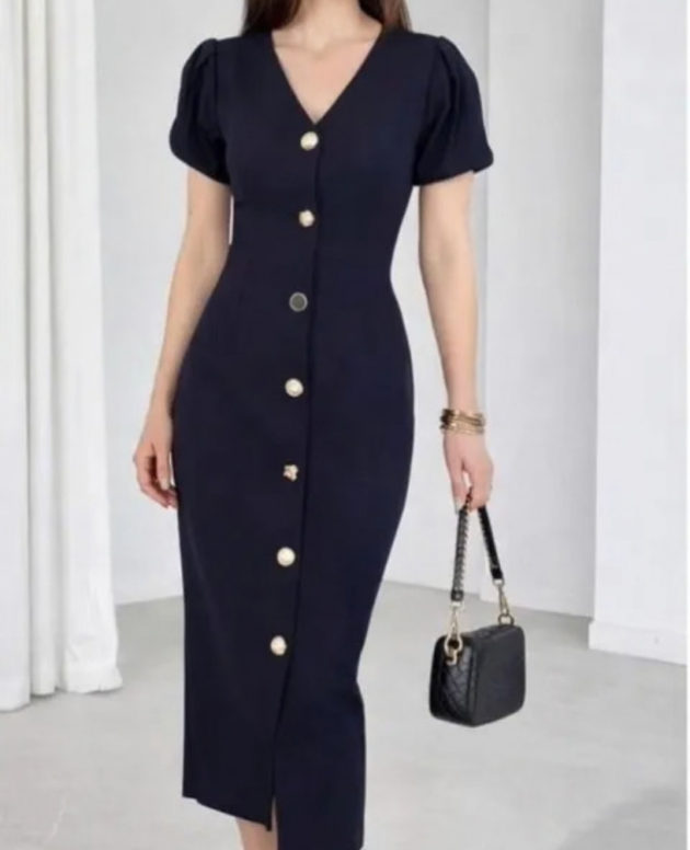 Robe noire moulante boutonnée.