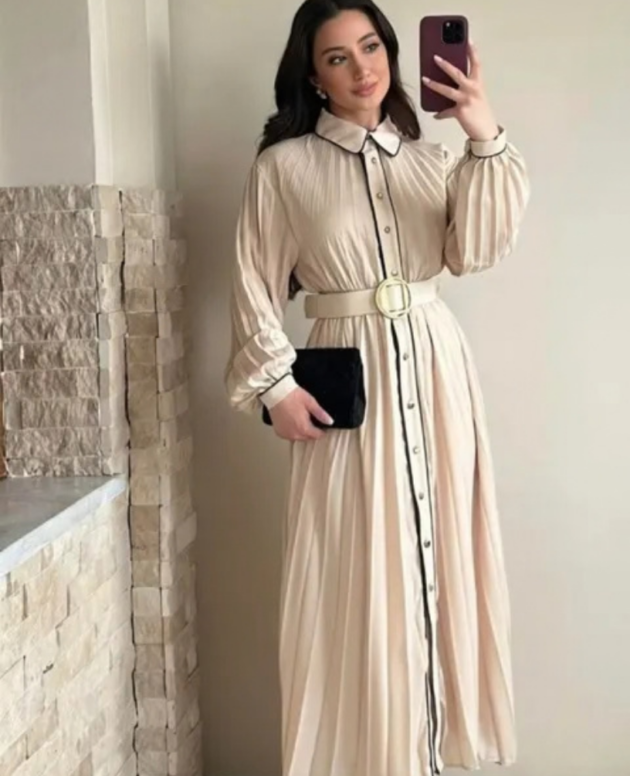Robe longue chemisier plissée beige avec détails noirs