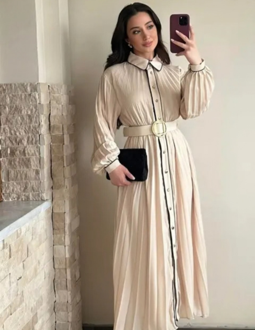 Robe longue chemisier plissée beige avec détails noirs