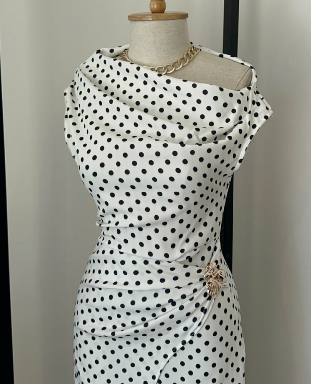 Robe midi drapée à pois avec boucle dorée