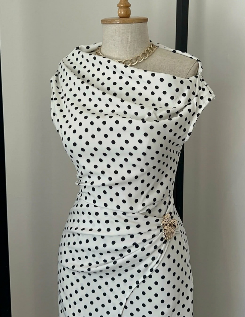 Robe midi drapée à pois avec boucle dorée