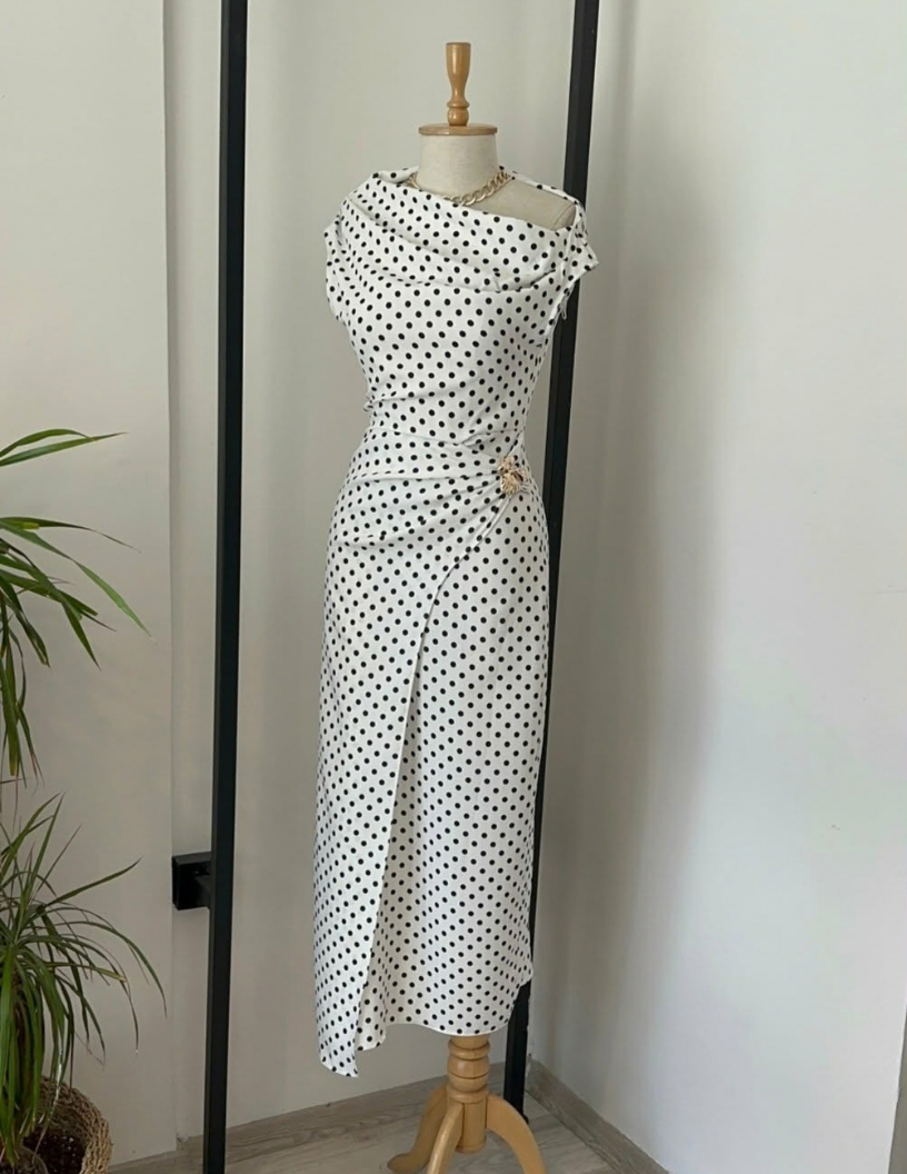 Robe midi drapée à pois avec boucle dorée – Image 2