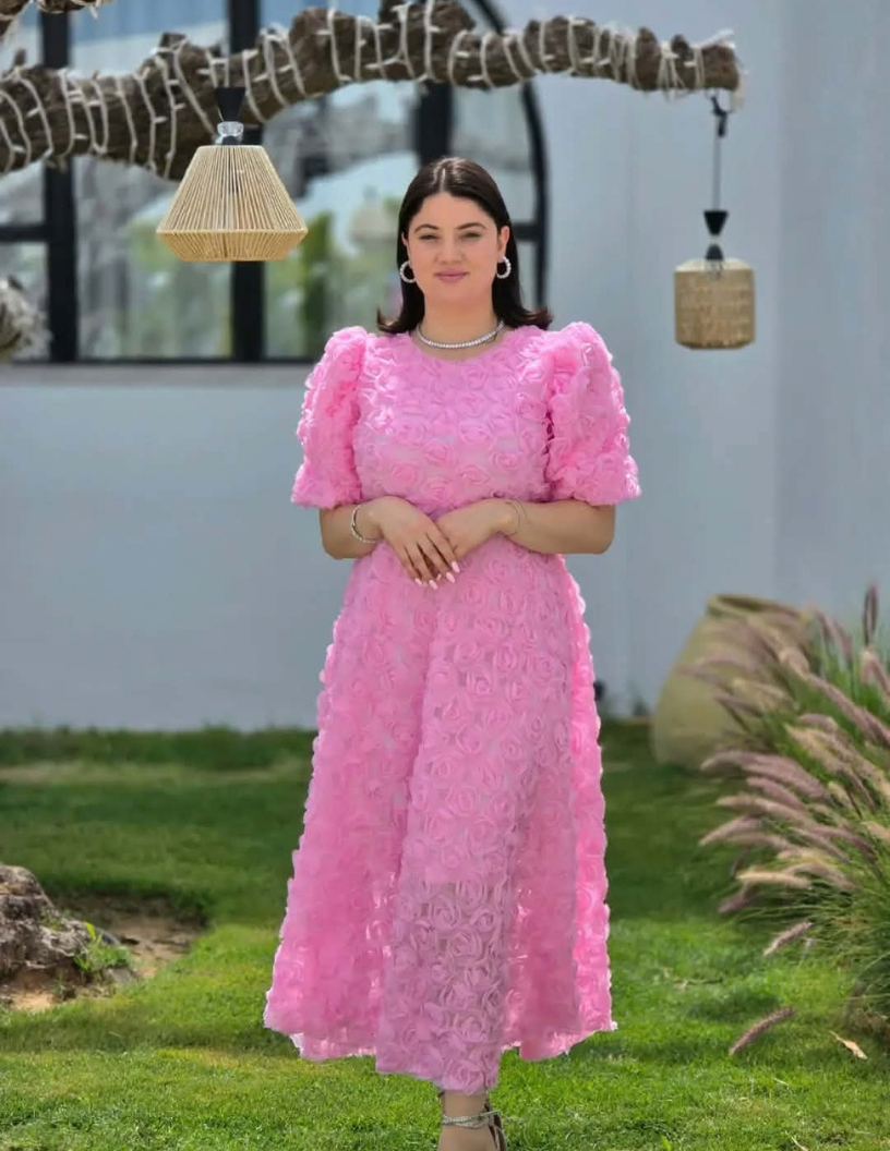 Robe midi rose à manches bouffantes et détails floraux en relief. – Image 3