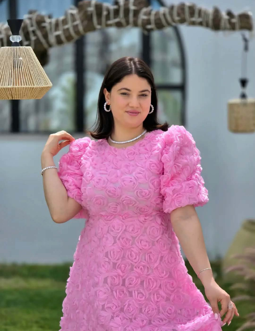 Robe midi rose à manches bouffantes et détails floraux en relief. – Image 2